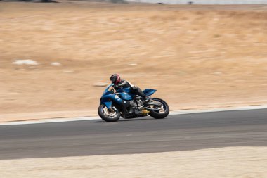 Antrenman gününde bir yarış pistinde motosiklet yarışı 