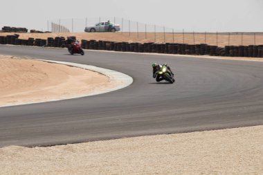 Antrenman gününde bir yarış pistinde motosiklet yarışı 