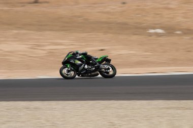 Antrenman gününde bir yarış pistinde motosiklet yarışı 