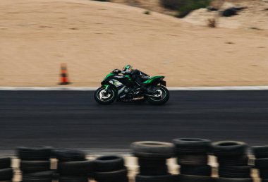 Antrenman gününde bir yarış pistinde motosiklet yarışı 