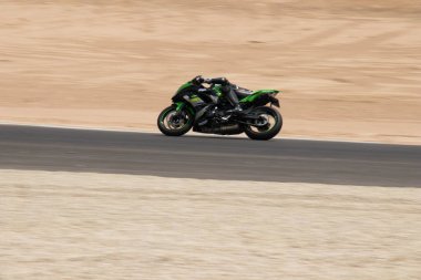 Antrenman gününde bir yarış pistinde motosiklet yarışı 