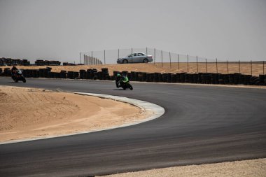 Antrenman gününde bir yarış pistinde motosiklet yarışı 