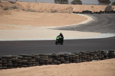 Antrenman gününde bir yarış pistinde motosiklet yarışı 