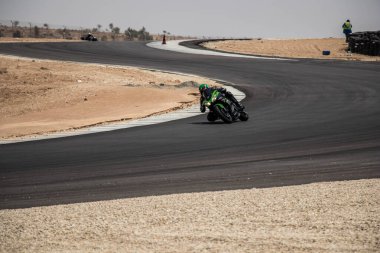 Antrenman gününde bir yarış pistinde motosiklet yarışı 