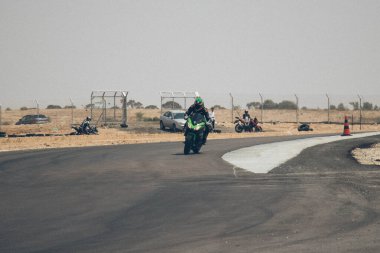 Antrenman gününde bir yarış pistinde motosiklet yarışı 