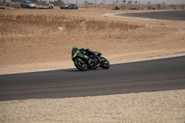 Antrenman gününde bir yarış pistinde motosiklet yarışı 