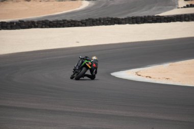 Antrenman gününde bir yarış pistinde motosiklet yarışı 