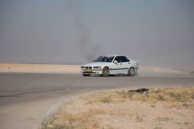 Antrenman gününde bir yarış pistinde motosiklet yarışı 