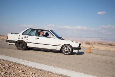 Yarış pistinde ve çölün yollarında arabalar 