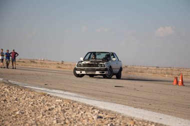 Yarış pistinde ve çölün yollarında arabalar 