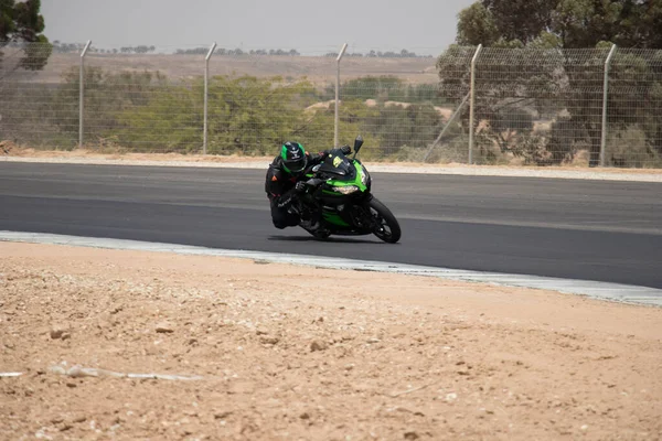 Antrenman gününde bir yarış pistinde motosiklet yarışı 