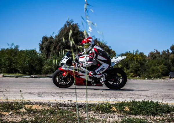 Antrenman Gününde Bir Yarış Pistinde Motosiklet Yarışı — Stok fotoğraf