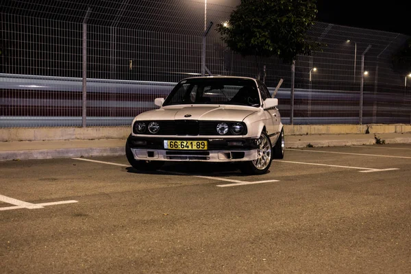 Autos Auf Der Rennstrecke Und Auf Den Straßen Der Wüste — Stockfoto