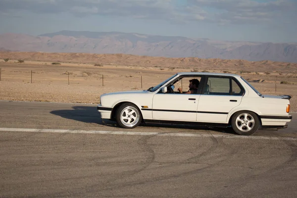 Αυτοκίνητα Στην Πίστα Και Στους Δρόμους Της Ερήμου — Φωτογραφία Αρχείου