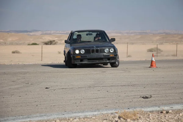 レーストラック上や砂漠の道路上の車 — ストック写真