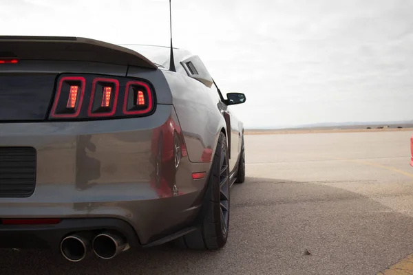 Ford Mustang Sur Circuit Sur Les Routes Désert — Photo