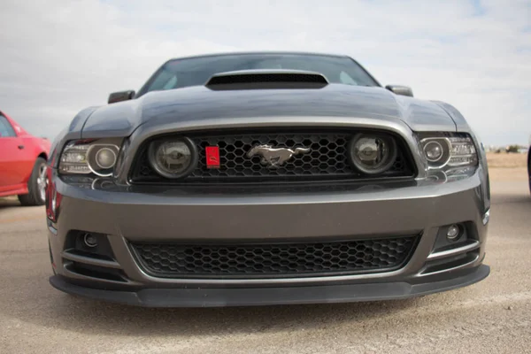 Ford Mustang Pista Corrida Nas Estradas Deserto — Fotografia de Stock