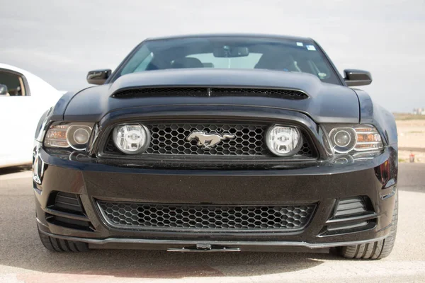 Ford Mustang Torze Wyścigowym Drogach Pustyni — Zdjęcie stockowe