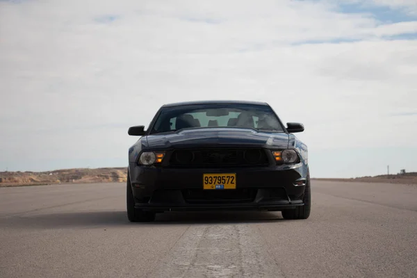 Ford Mustang Závodní Dráze Silnicích Pouště — Stock fotografie