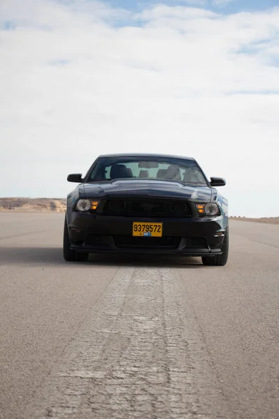 Ford Mustang Torze Wyścigowym Drogach Pustyni — Zdjęcie stockowe