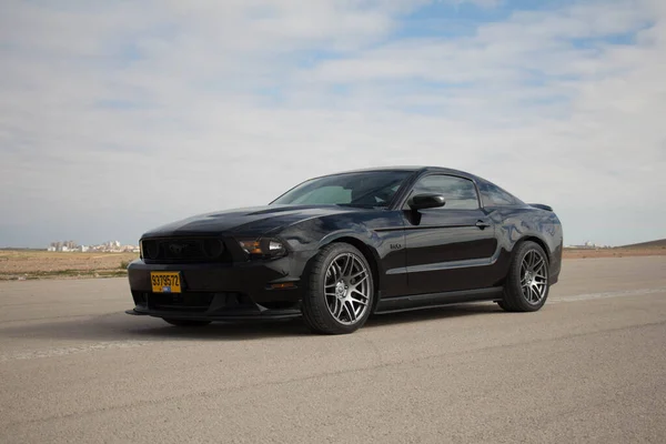 Ford Mustang yarış pistinde ve çölün yollarında 