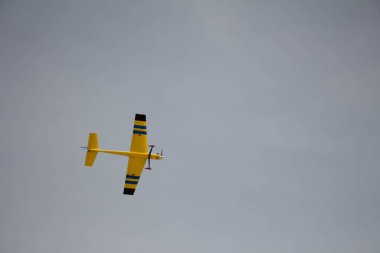 Pervaneli uçaklar İsrail 'in gökyüzünde uçuyor.