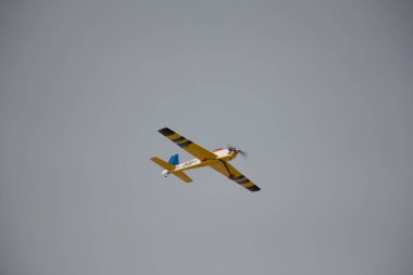 Pervaneli uçaklar İsrail 'in gökyüzünde uçuyor.