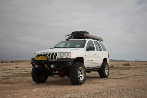 Yarış pistinde ve çölün yollarında arabalar 