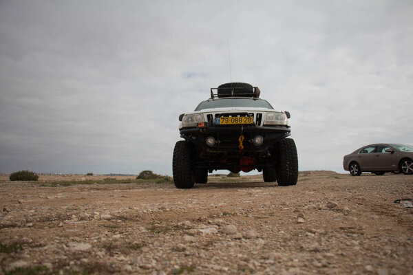 Машины на ипподроме и на дорогах пустыни
 