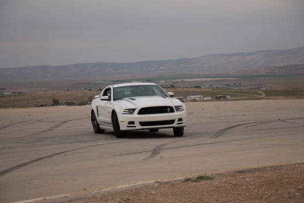 Carros Pista Corrida Nas Estradas Deserto — Fotografia de Stock