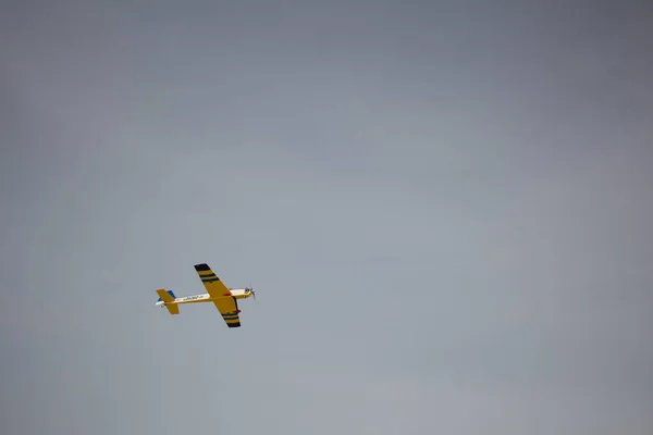 在以色列 装有螺旋桨的飞机在天空中飞行 — 图库照片