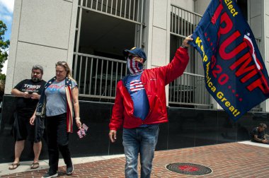 San Diego, Kaliforniya ABD, 04 / 18 / 2020 San Diego sakinleri Vali Newsome 'ın emriyle karantinayı protesto ediyorlar 