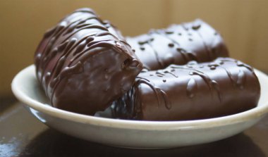 Masanın üzerine tatlı kurabiye