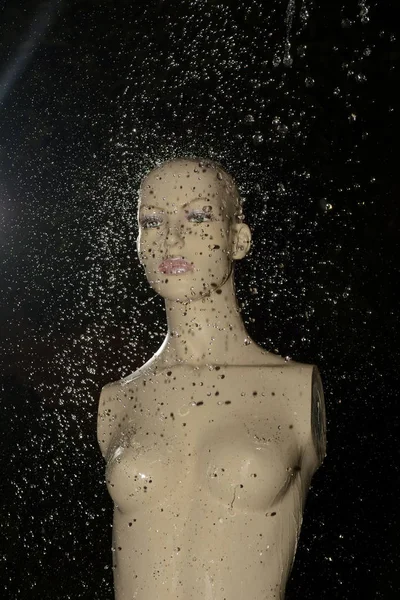 雨の中の人形 — ストック写真