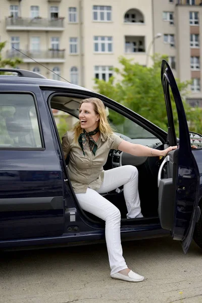 Glückliche Geschäftsfrau im Auto — Stockfoto