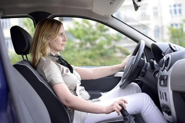 Geschäftsfrau im Auto — Stockfoto