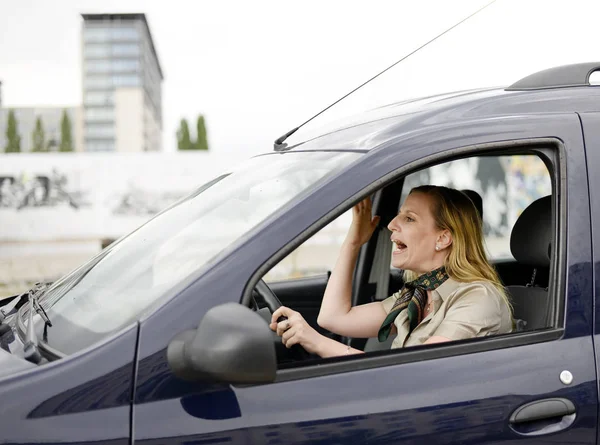 Kvinnan skriker i bilen — Stockfoto