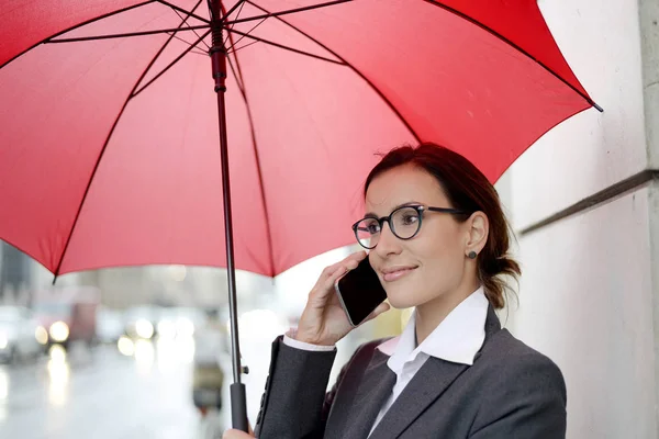 Empresária com smartphone — Fotografia de Stock