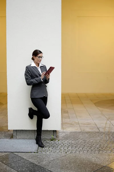 Femme d'affaires avec tablette numérique — Photo