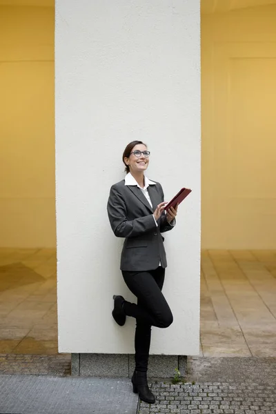 Femme d'affaires avec tablette numérique — Photo