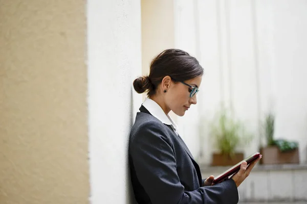 Mujer de negocios con tableta digital — Foto de Stock