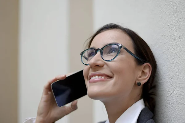 Affärskvinna med smartphone — Stockfoto