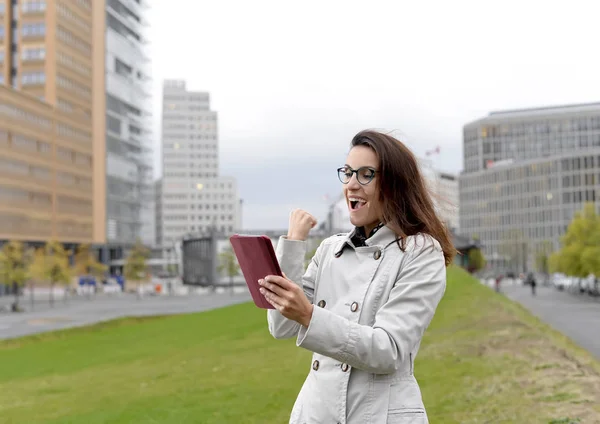 Empresaria con tablet digital en la ciudad — Foto de Stock