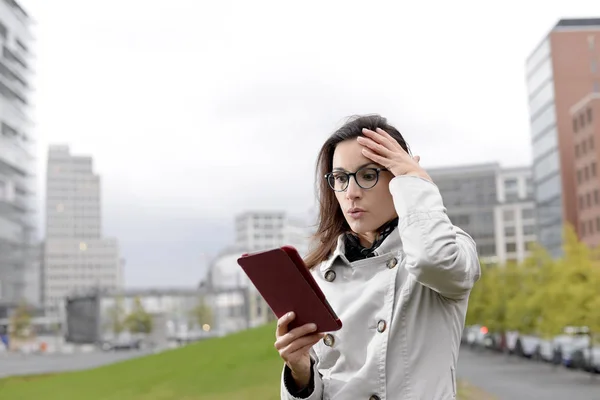 Geschäftsfrau mit digitalem Tablet — Stockfoto