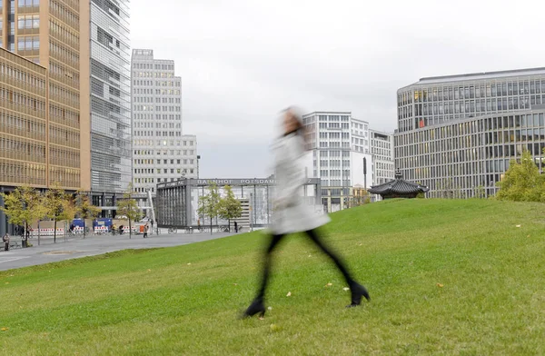 Geschäftsfrau läuft durch die Stadt — Stockfoto