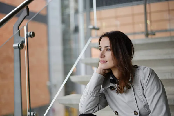 Sorrindo Mulher de negócios Sentado — Fotografia de Stock