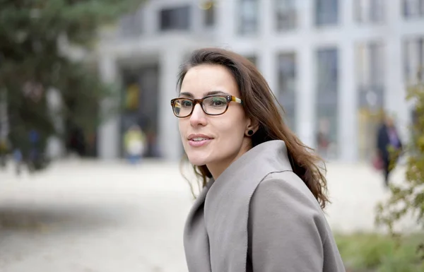 Femme d'affaires heureuse avec des lunettes — Photo