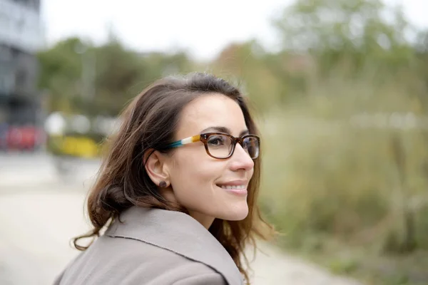 Glückliche Geschäftsfrau mit Brille — Stockfoto