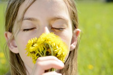 Dandelions kokulu kız