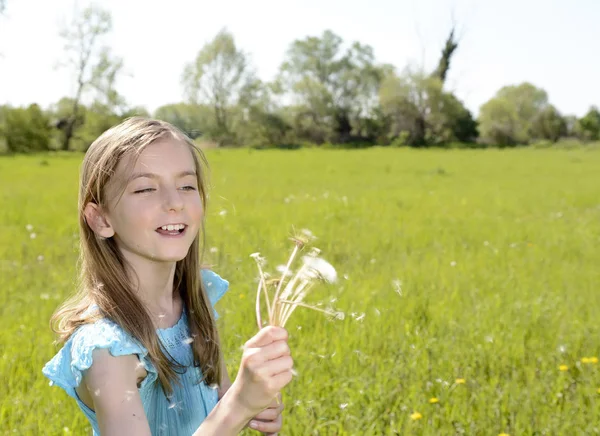 Dandelions kızla — Stok fotoğraf